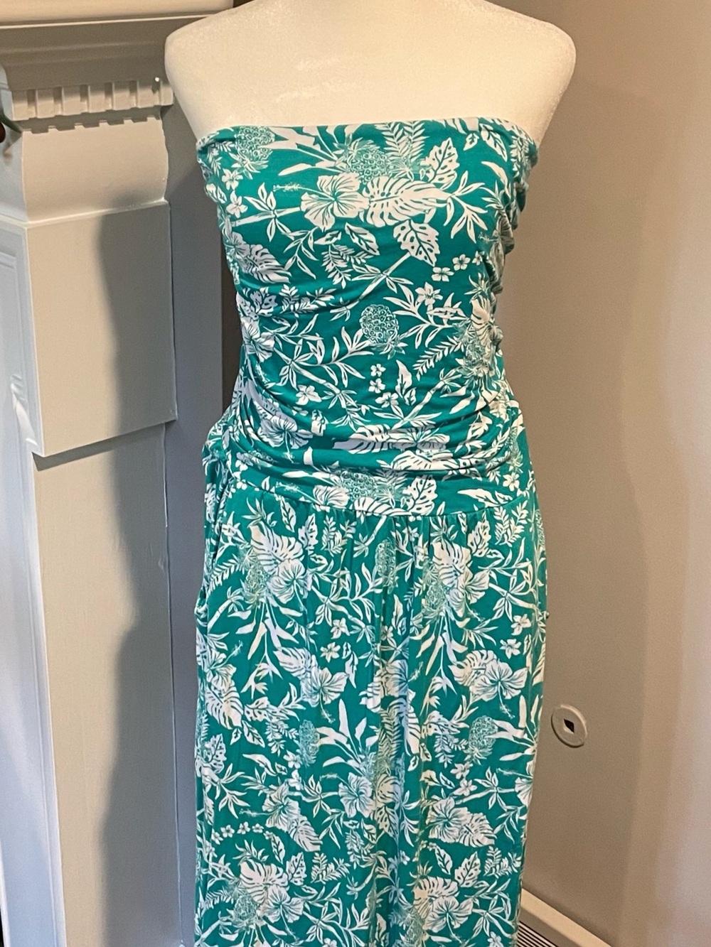 Beautiful Venus Green/White Strapless Tropical Print Maxi Dress w/pockets.